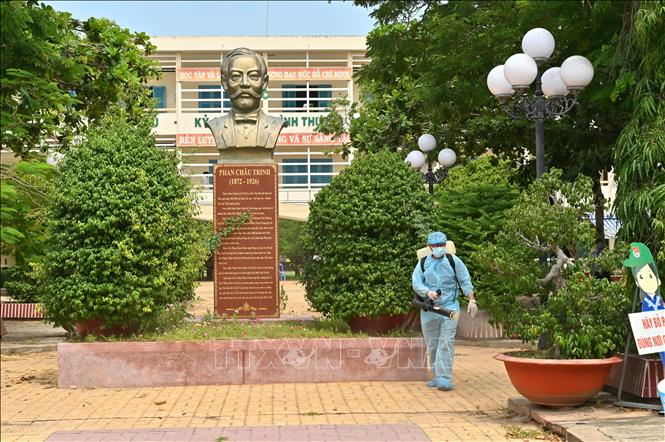 Phun khử khuẩn tại các trường THPT Phan Chu Trinh, thành phố Phan Thiết. Ảnh:  Hồng Hiếu- TTXVN
