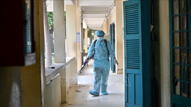 Phun khử khuẩn tại các trường THPT Phan Chu Trinh, thành phố Phan Thiết. Ảnh:  Hồng Hiếu- TTXVN
