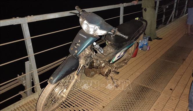 Trong ảnh: Chiếc xe máy chị Thảo bỏ lại trên cầu. Ảnh: Đậu Tất Thành – TTXVN
