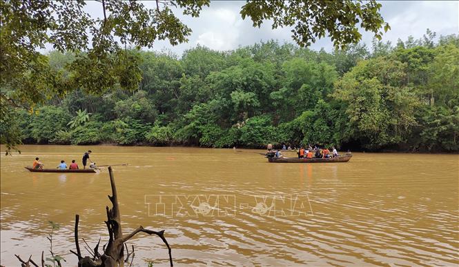 Trong ảnh: Lực lượng chức năng tổ chức tìm kiếm thi thể chị Thảo. Ảnh: Đậu Tất Thành – TTXVN
