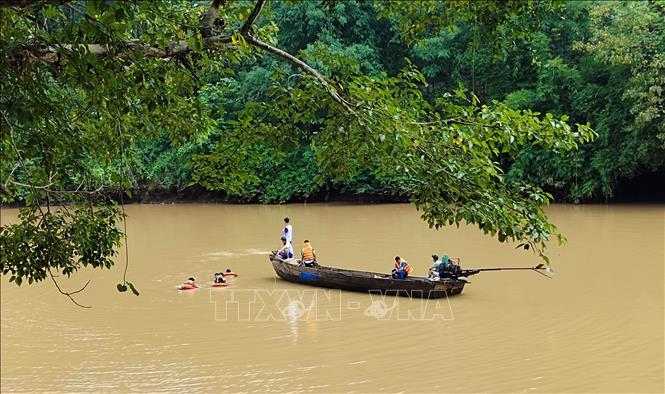 Trong ảnh: Lực lượng chức năng tổ chức tìm kiếm thi thể chị Thảo. Ảnh: Đậu Tất Thành – TTXVN

