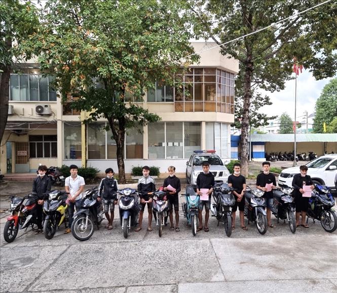Các “quái xế” cùng phương tiện tụ tập đua xe, cổ vũ đua tại Khu công nghiệp Biên Hòa 2 bị tạm giữ. Ảnh: TTXVN phát
