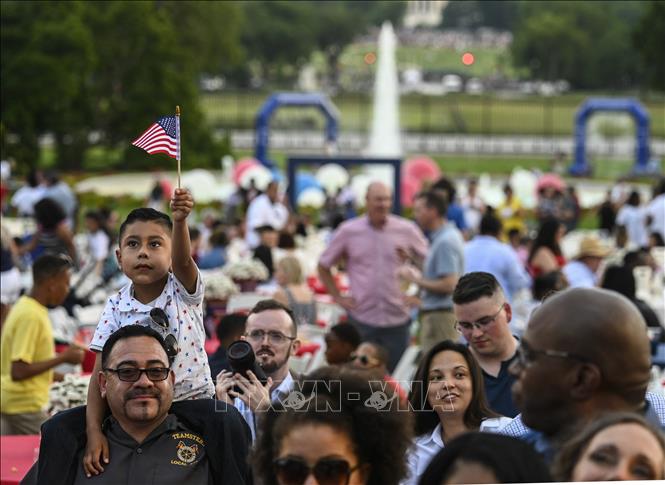 Trong ảnh: Người dân Mỹ mừng Ngày Lễ Độc Lập tại  Washington, DC, ngày 4/7/2021. Ảnh: AFP/TTXVN