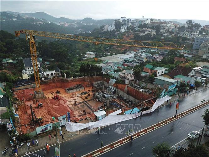 Photo: Heavy rains cause a land slide at a construction site in Da Lat city, the Central Highlands province of Lam Dong. VNA Photo