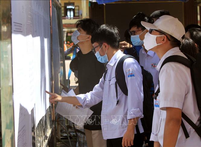 Trong ảnh: Các thí sinh kiểm tra thông tin cá nhân trước khi vào phòng thi tại các điểm tổ chức thi. Ảnh: An Đăng - TTXVN