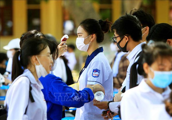 Trong ảnh: Các thí sinh thực hiện đúng các biện pháp phòng chống dịch khi đến các điểm thi. Ảnh: An Đăng - TTXVN