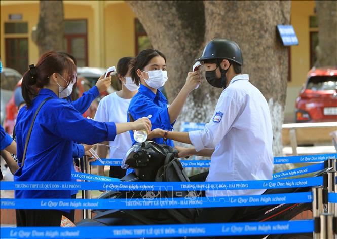 Trong ảnh: Các thí sinh thực hiện đúng các biện pháp phòng chống dịch khi đến các điểm thi. Ảnh: An Đăng - TTXVN