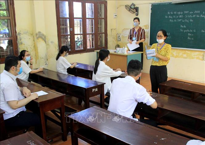 Trong ảnh: Các thí sinh nghe giáo viên phổ biến quy chế thi. Ảnh: An Đăng - TTXVN