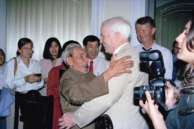 Trong ảnh: Trong chuyến thăm Việt Nam, ngày 13/11/1996, tại Hà Nội, Thượng nghị sĩ Hoa Kỳ John McCain gặp lại cụ Mai Văn Ổn, người mà 29 năm trước (ngày 26/10/1967) đã bắt và cứu ông, khi đó là Trung úy phi công hải quân Mỹ John McCain lái chiếc máy bay A-4 Skyhawk bị bắn hạ và rơi xuống hồ Trúc Bạch, Hà Nội. Ảnh: Nguyễn Khang - TTXVN