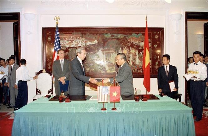 Trong ảnh: Ngày 5/8/1995, tại Hà Nội, Bộ trưởng Ngoại giao Hoa Kỳ Warren Christopher và Bộ trưởng Ngoại giao Nguyễn Mạnh Cầm ký Nghị định thư, chính thức thiết lập quan hệ ngoại giao Việt Nam - Hoa Kỳ. Ảnh: Xuân Tuân - TTXVN