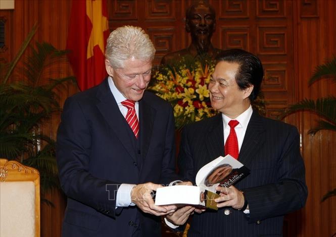 Trong ảnh: Thủ tướng Nguyễn Tấn Dũng tặng cựu Tổng thống Bill Clinton cuốn sách 