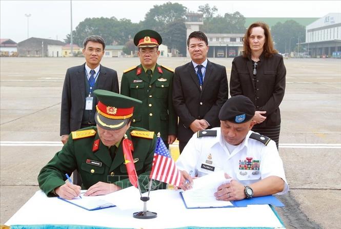 Trong ảnh: Trưởng Văn phòng MIA Hoa Kỳ tại Hà Nội Romel C. Pajimula và Đại tá Nguyễn Hữu Lương, Phó Giám đốc Cơ quan Việt Nam tìm kiếm người mất tích ký Biên bản trao hài cốt quân nhân Hoa Kỳ tại , tại Sân bay quốc tế Nội Bài (Hà Nội). Ảnh: An Đăng – TTXVN