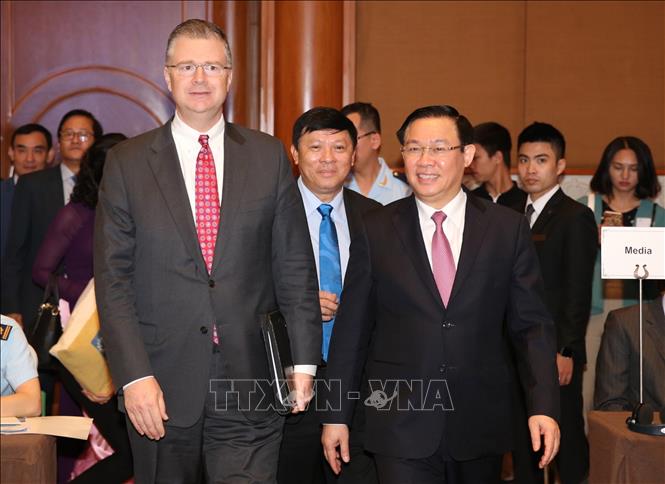 Trong ảnh: Phó Thủ tướng Vương Đình Huệ và Đại sứ Hoa Kỳ tại Việt Nam Daniel J. Kritenbrink dự Lễ khởi động Dự án Tạo thuận lợi Thương mại do Cơ quan Phát triển Quốc tế Hoa Kỳ (USAID) tài trợ (10/7/2019). Ảnh: Dương Giang - TTXVN