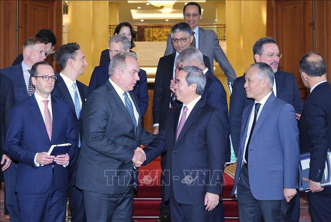 Trong ảnh: Trưởng Ban Kinh tế Trung ương Nguyễn Văn Bình tiếp Đoàn doanh nghiệp Hoa Kỳ do ông Kurt Campbell, Chủ tịch Asia Group làm trưởng đoàn (28/10/2019 ). Ảnh: Dương Giang - TTXVN