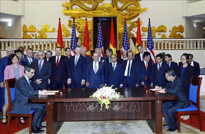 Trong ảnh: Thủ tướng Nguyễn Xuân Phúc tiếp Bộ trưởng Thương mại Hoa Kỳ Wilbur Ross và chứng kiến lễ ký một số thoả thuận hợp tác giữa doanh nghiệp hai nước. Thủ tướng hoan nghênh những tiến triển ngày càng thực chất, hiệu quả của quan hệ song phương Việt Nam - Hoa Kỳ trên tất cả cảc lĩnh vực, trong đó quan hệ kinh tế, thương mại tiếp tục duy trì đà phát triển ổn định, đóng vai trò trọng tâm và là động lực quan trọng góp phần thúc đẩy quan hệ song phương (8/11/2019). Ảnh: Thống Nhất - TTXVN