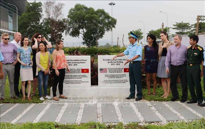 Trong ảnh: Chiều 17/4/2019, đoàn Trợ lý Nghị sĩ Hoa Kỳ đến thăm Dự án tẩy độc dioxin tại sân bay quốc tế Đà Nẵng. Ảnh: Trần Lê Lâm - TTXVN