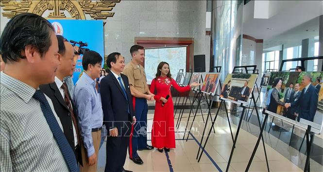 Trong ảnh: Thiếu tá Chuck Casey, Tùy viên Thủy quân Lục chiến Hoa Kỳ tại Việt Nam, ông Võ Văn Hưng, Chủ tịch UBND tỉnh Quảng Trị cùng đại diện lãnh đạo các sở ngành địa phương xem triển lãm Kỷ niệm 25 năm thiết lập quan hệ ngoại giao Việt Nam-Hoa Kỳ (12/7/1995 – 12/7/2020). Ảnh: Hồ Cầu-TTXVN