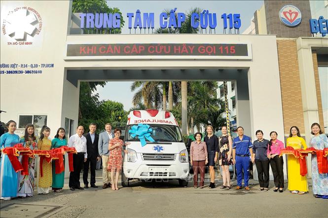 Trong ảnh: Uỷ ban Mặt trận Tổ quốc Việt Nam Thành phố Hồ Chí Minh phối hợp với Hiệp hội Thương mại Hoa Kỳ tại Việt Nam (AMCHAM Việt Nam), Công ty Intel Products Việt Nam trao tặng thiết bị y tế là một xe cứu thương và thiết bị y tế chuyên dụng có trị giá hơn 2,2 tỷ đồng cho Trung tâm Cấp cứu 115 Thành phố Hồ Chí Minh (21/7/2020).Ảnh: Xuân Khu-TTXVN