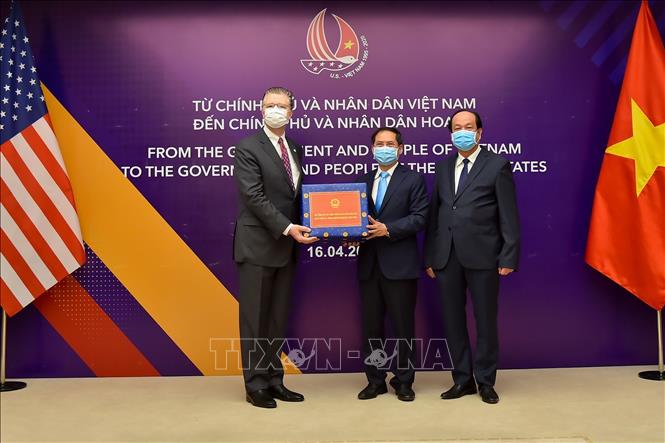 Trong ảnh: Thứ trưởng Thường trực Bộ Ngoại giao Bùi Thanh Sơn trao vật tư y tế của Thủ tướng Nguyễn Xuân Phúc cho Đại sứ Hoa Kỳ tại Việt Nam Daniel Kritenbrink (16/4/2020). Ảnh: TTXVN phát