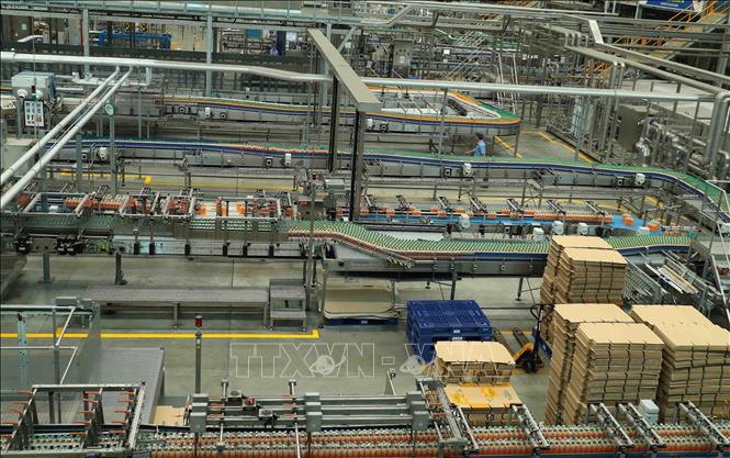 Trong ảnh: Dây chuyền sản xuất nước giải khát tại nhà máy Chi nhánh SPVB Quảng Nam. Công ty Nước giải khát Suntory PepsiCo Việt Nam – Suntory PepsiCo Vietnam Beverage (SPVB), là liên doanh giữa hai Tập đoàn Suntory (Nhật Bản) và PepsiCo (Hoa Kỳ), tiền thân là Công ty Nước giải khát Quốc tế (IBC) - một trong những doanh nghiệp đầu tiên của Hoa Kỳ có mặt tại Việt Nam ngay sau khi Hoa Kỳ dỡ bỏ cấm vận kinh tế với Việt Nam (3/2/1994). Ảnh: Thống Nhất - TTXVN