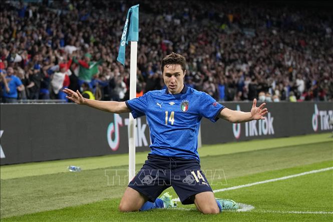 Trong ảnh: Pha ăn mừng bàn thắng của tiền vệ Italy Federico Chiesa vào lưới tuyển Tây Ban Nha trong trận bán kết EURO 2020 ở Wembley (Anh) ngày 6/7/2021. Ảnh: AFP/TTXVN