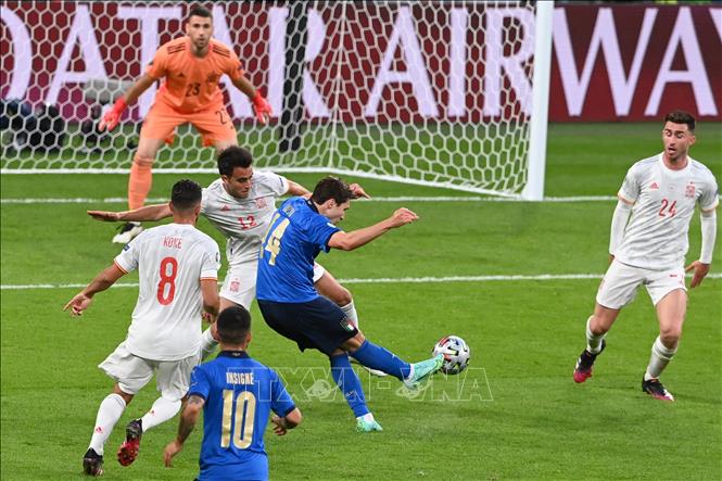 Trong ảnh: Pha ghi bàn thắng mở tỷ số vào lưới tuyển Tây Ban Nha của tiền vệ Italy Federico Chiesa trong trận bán kết EURO 2020 ở Wembley (Anh) ngày 6/7/2021. Ảnh: AFP/TTXVN