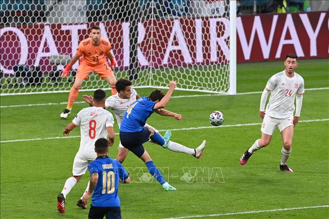 Trong ảnh: Pha ghi bàn thắng mở tỷ số vào lưới tuyển Tây Ban Nha của tiền vệ Italy Federico Chiesa (giữa) trong trận bán kết EURO 2020 ở Wembley (Anh) ngày 6/7/2021. Ảnh: AFP/TTXVN