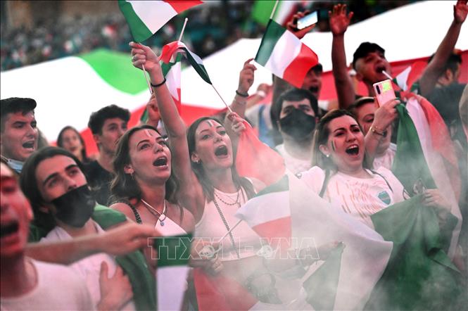 Trong ảnh: Các cổ động viên Italy ăn mừng bàn thắng của đội nhà trước tuyển Tây Ban Nha trong trận bán kết EURO 2020 ở Wembley (Anh) ngày 6/7/2021. Ảnh: AFP/TTXVN