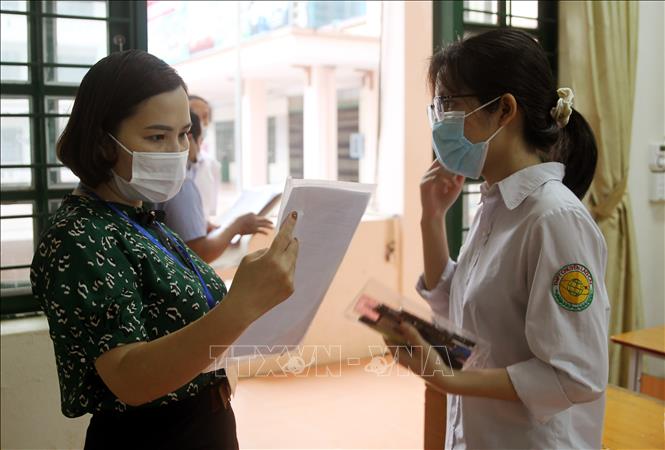 Trong ảnh: Các thí sinh làm thủ tục trước khi vào phòng thi môn đầu tiên tại điểm thi số 4, thành phố Lào Cai. Ảnh: Quốc Khánh - TTXVN