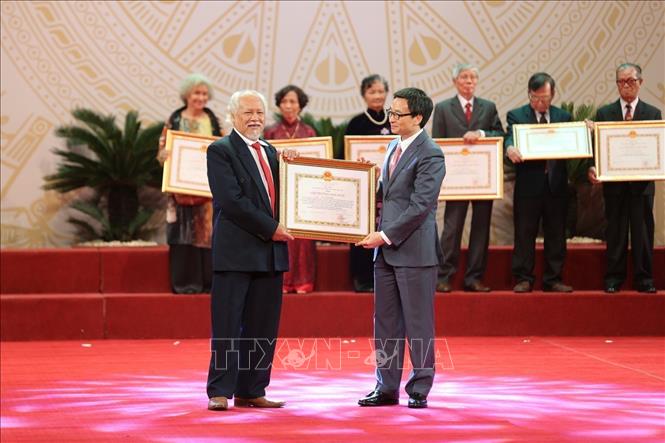 Phó Thủ tướng Vũ Đức Đam trao Giải thưởng Nhà nước về Văn học Nghệ thuật (lĩnh vực nhiếp ảnh) năm 2017 cho Nhà báo Hứa Kiểm, sáng 20/5/2017. Ảnh: Danh Lam – TTXVN