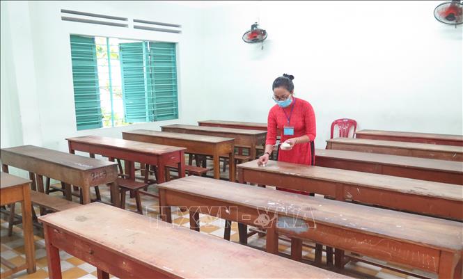 Trong ảnh: Giám thị phòng thi điểm thi trường THPT Nguyễn Văn Trỗi, thành phố Nha Trang làm thủ tục trước buổi thi môn Ngữ văn sáng 7/7. Ảnh: Phan Sáu-TTXVN                                                           
