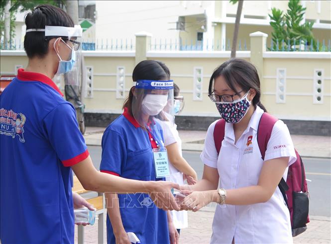 Trong ảnh: Hơn 500 tình nguyện viên tiếp sức mùa thi của Khánh Hòa hỗ trợ thí sinh và triển khai các công tác phòng chống dịch COVID-19 tại các điểm thi. Ảnh: Phan Sáu-TTXVN                            