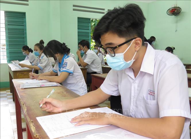 Trong ảnh: Thí sinh điền thông tin vào giấy nháp, giấy dự thi tại điểm thi trường Nguyễn Văn Trỗi, thành phố Nha Trang, Khánh Hòa. Ảnh: Phan Sáu-TTXVN                        