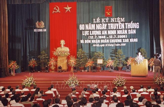Trong ảnh: Lễ kỷ niệm 60 năm Ngày truyền thống lực lượng An ninh nhân dân (12/7/2006). Ảnh: Tùng Lâm - TTXVN