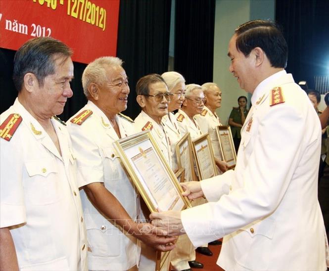 Trong ảnh: Bộ trưởng Bộ Công an Trần Đại Quang trao Huân chương Bảo vệ Tổ quốc cho các thế hệ cán bộ lực lượng An ninh nhân dân tại Lễ kỷ niệm 66 năm Ngày truyền thống lực lượng An ninh nhân dân(10/7/2012). Ảnh: TTXVN