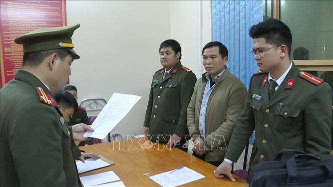 Trong ảnh: Cơ quan An ninh điều tra (Công an tỉnh Sơn La) đọc lệnh bắt tạm giam đối với Lò Văn Chaư, trong vụ án lừa đảo chiếm đoạt tài sản theo quy định tại Điều 139 Bộ luật Hình sự. Đối tượng dùng thủ đoạn lừa dối, tuyên truyền sai sự thật về chế độ chính sách di dân tái định cư Thủy điện Sơn La tại bản Nà Nhụng, xã Mường Chùm, huyện Mường La, tỉnh Sơn La, sau đó lợi dụng sự tin tưởng của các hộ dân để chiếm đoạt số tiền 27 triệu đồng của 54 hộ dân tái định cư tại bản Nà Nhụng nhằm mục đích vụ lợi cá nhân; đồng thời, có hành vi xúi giục, kích động người dân khiếu kiện, gây mất an ninh trật tự. Ảnh: Nguyễn Cường - TTXVN