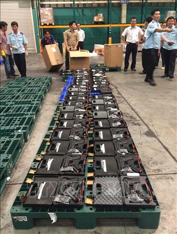 Trong ảnh: Ngày 31/7/2015, Cục An ninh Kinh tế tổng hợp (Bộ Công an) phối hợp với Chi cục Hải quan cửa khẩu sân bay quốc tế Tân Sơn Nhất (TP Hồ Chí Minh) khám xét đột xuất một lô hàng vận chuyển trên chuyến bay từ Thổ Nhĩ Kỳ đến sân bay Tân Sơn Nhất, phát hiện số lượng lớn vũ khí quân dụng từ Cộng hòa Czech thẩm lậu vào lãnh thổ Việt Nam được cất giấu tinh vi gồm 94 khẩu súng ngắn quân dụng và 472 băng đạn chưa qua sử dụng. Ảnh: TTXVN phát