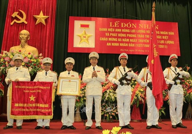Trong ảnh: Trung tướng Trần Đại Quang, Uỷ viên TW Đảng, Thứ trưởng Bộ Công an trao danh hiệu Anh hùng lực lượng vũ trang nhân dân cho  Cục Bảo vệ chính trị VI thuộc Tổng cục An ninh 1. Ảnh : Thống Nhất-TTXVN