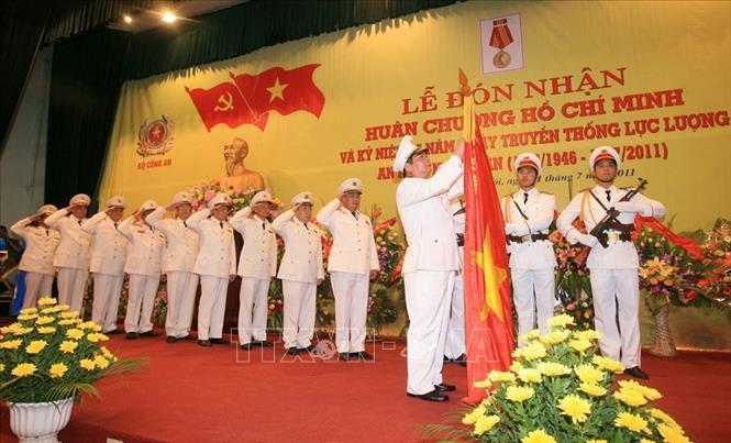Trong ảnh: Đại tướng Lê Hồng Anh, Ủy viên Bộ Chính trị, Bộ trưởng Bộ Công an, gắn Huân chương Hồ Chí Minh lên cờ truyền thống của Tổng cục An ninh II tai  Lễ kỷ niệm 65 năm Ngày truyền thống lực lượng An ninh nhân dân (12/7/1946-12/7/2011). Ảnh: Thống Nhất-TTXVN