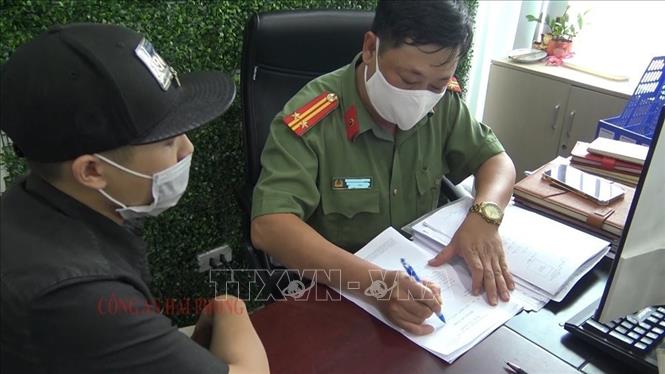 Trong ảnh: Phòng An ninh kinh tế làm việc tại Văn phòng Công ty TNHH MTV ANT Group (Cầu Giấy, Hà Nội). Đây là vụ án sử dụng sàn giao dịch ngoại hối Hitoption.net để chiếm đoạt tài sản với hàng chục nghìn người tham gia (22/6/2021). Ảnh: TTXVN phát