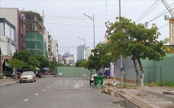 Trong ảnh: Nhà thầu của dự án là Công ty Cổ phần D&D Engineering Construction đã cho rào tôn gần hết mặt đường Trần Văn Trứ. Ảnh: Quốc Dũng - TTXVN
