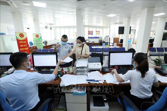 Trong ảnh: Người dân đến nộp hồ sơ tại Trung tâm Phục vụ hành chính công tỉnh Lạng Sơn. Ảnh: Anh Tuấn - TTXVN