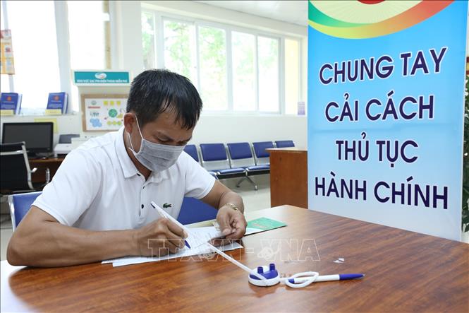Trong ảnh: Người dân đến làm thủ tục tại Trung tâm Phục vụ hành chính công tỉnh Lạng Sơn. Ảnh: Anh Tuấn - TTXVN