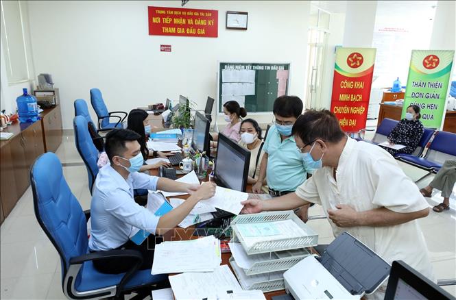 Trong ảnh: Hướng dẫn người dân khai hồ sơ tại Trung tâm Phục vụ hành chính công tỉnh Lạng Sơn. Ảnh: Anh Tuấn - TTXVN