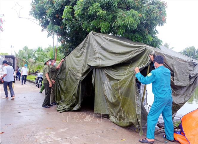 Trong ảnh: Lực lượng chức năng tháo dỡ điểm chốt tại thôn 1 Phú Đa, xã Công Lý, huyện Lý Nhân. Ảnh: Nguyễn Chinh - TTXVN