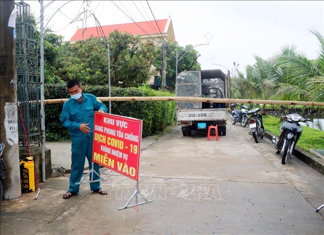 Trong ảnh: Lực lượng chức năng tháo dỡ điểm chốt tại thôn 1 Phú Đa, xã Công Lý, huyện Lý Nhân. Ảnh: Nguyễn Chinh - TTXVN