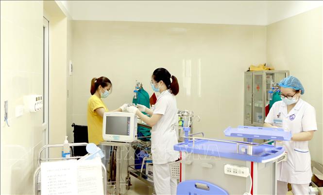 Trong ảnh: Các y bác sĩ khoa Hồi sức Bệnh viện Sản – Nhi tỉnh Vĩnh Phúc cơ sở mới (xã Đồng Văn, huyện Yên Lạc và xã Hợp Thịnh, huyện Tam Dương) sắp xếp trang bị y tế chuẩn bị cho ngày hoạt động chính thức. Ảnh: Hoàng Hùng - TTXVN