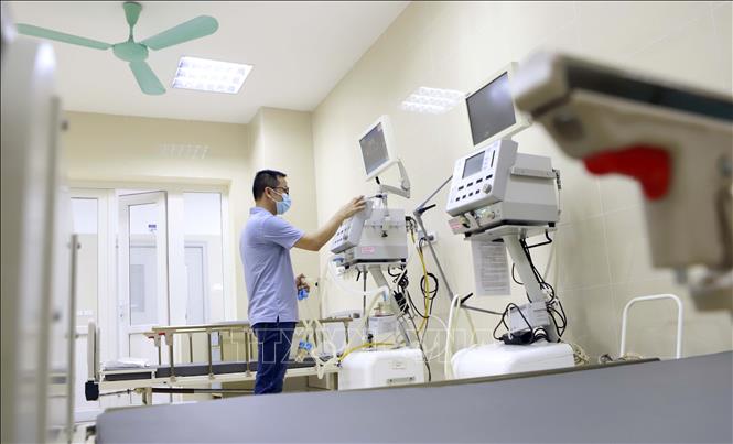 Trong ảnh: Vận hành chạy thử thiết bị máy thở tại Bệnh viện Sản – Nhi tỉnh Vĩnh Phúc cơ sở mới tại xã Đồng Văn, huyện Yên Lạc và xã Hợp Thịnh, huyện Tam Dương. Ảnh: Hoàng Hùng - TTXVN