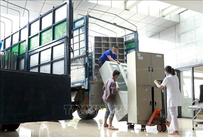 Trong ảnh: Trang thiết bị y tế của Bệnh viện Sản – Nhi tỉnh Vĩnh Phúc được vận chuyển từ cơ sở cũ tới cơ sở mới (xã Đồng Văn, huyện Yên Lạc và xã Hợp Thịnh, huyện Tam Dương). Ảnh: Hoàng Hùng - TTXVN