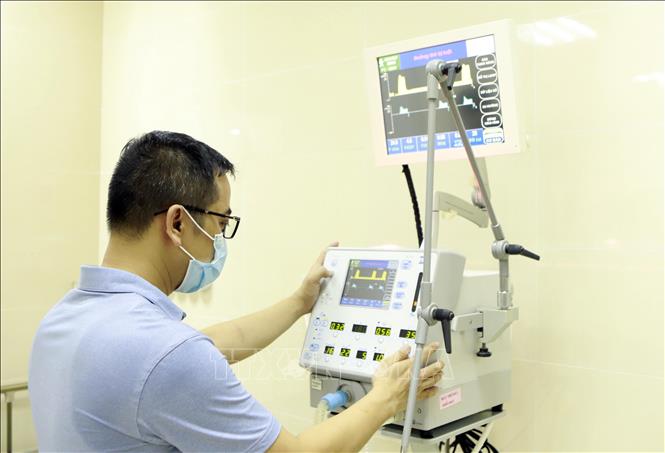 Trong ảnh: Vận hành chạy thử thiết bị máy thở tại Bệnh viện Sản – Nhi tỉnh Vĩnh Phúc cơ sở mới tại xã Đồng Văn, huyện Yên Lạc và xã Hợp Thịnh, huyện Tam Dương. Ảnh: Hoàng Hùng - TTXVN